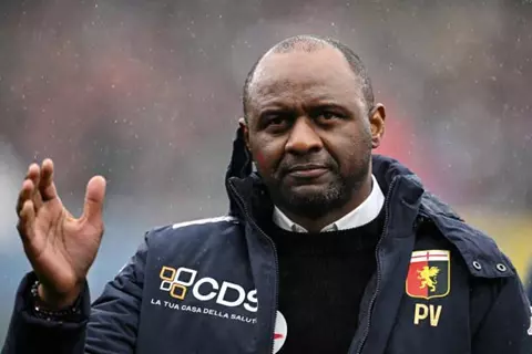 رسميا.. جنوى يمدد عقد باتريك فييرا